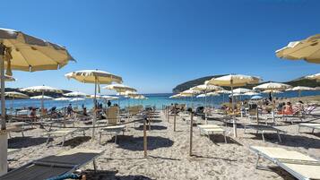 Sulla spiaggia, lettini da mare