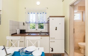 Refrigerador, horno, placa de cocina