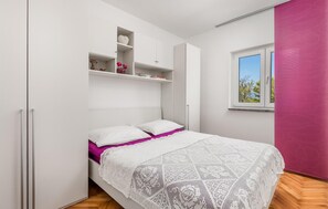 2 bedrooms, travel crib, free WiFi, bed sheets - Beautiful home in Lun (Lun)