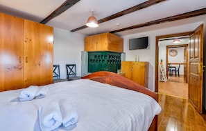 2 bedrooms, travel cot, free WiFi, bed sheets