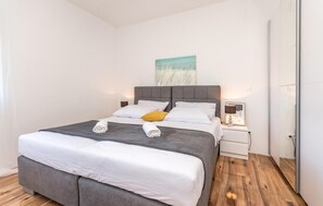 3 bedrooms, travel cot, free WiFi, bed sheets