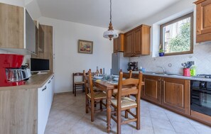 Réfrigérateur, micro-ondes, plaque de cuisson, lave-vaisselle