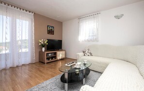 TV - Amazing home in Lokvicici (Lokvicici)