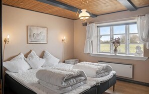 2 bedrooms, travel crib, free WiFi