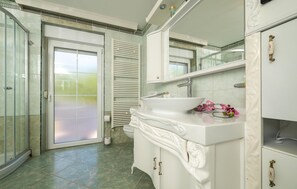 Combined shower/tub