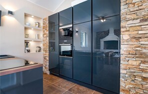 Frigorifero, forno, piano cottura, lavastoviglie