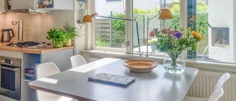 Een koelkast, een oven, een kookplaat, een vaatwasser