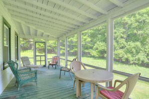 Dining - Beauregard - come unwind in this secluded farmhouse (Rangeley)