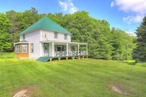 Exterior - Beauregard - come unwind in this secluded farmhouse (Rangeley)