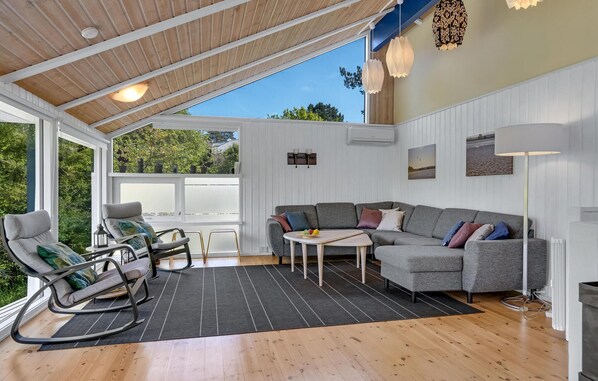 TV, caminetto, lettore DVD, tavolo da ping pong