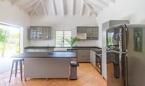 Réfrigérateur, micro-ondes, four, lave-vaisselle