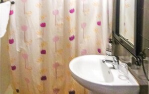 Shower - Amazing apartment in Genalguacil (Genalguacil)