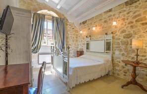 2 bedrooms, travel crib, free WiFi