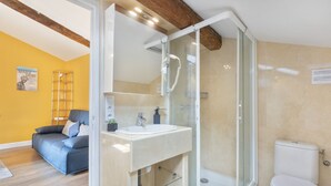 A modern bathroom with a glass shower enclosure, a sink, and a toilet. - Old Nice- Jean Jaurès FSHH (NICE)