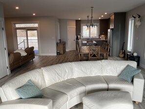 Smart TV, fireplace, books, stereo - Stay at the Peregrine Lookout.Pet free, and fully climate controlled view home. (Merritt)