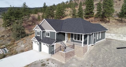 Stay at the Peregrine Lookout.Pet free, and fully climate controlled view home.