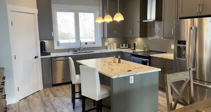 Stay at the Peregrine Lookout.Pet free, and fully climate controlled view home.