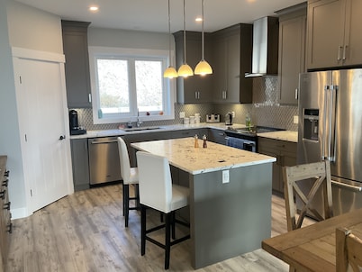 Stay at the Peregrine Lookout.Pet free, and fully climate controlled view home.