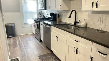 Een koelkast, een microgolfoven, een oven, een kookplaat