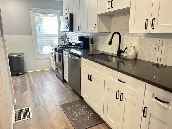 Kjøleskap, mikrobølgeovn, ovn og kokeplater