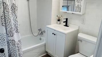 Badkar/dusch, hÄrtork, handdukar och tvÄl