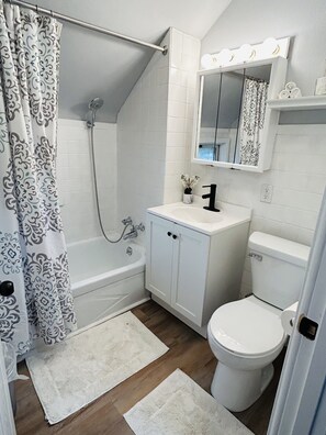 シャワー付き浴槽、ヘアドライヤー、タオル、石鹸