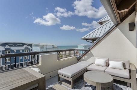 施設の敷地. Beach Paradise - Perfect Ocean Sunset Views with Pool & Sauna & Breakfast!