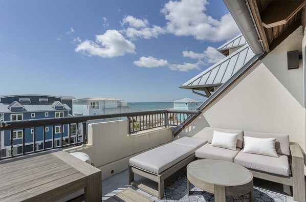 Property grounds - Fall & Winter Getaway - Perfect Ocean Sunset Views with Pool & Sauna & Breakfast (Mexico Beach)