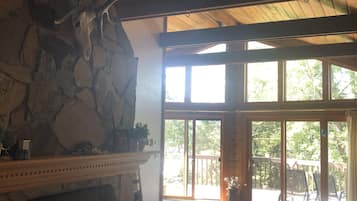 TV connectée, cheminée, table de tennis de table, livres