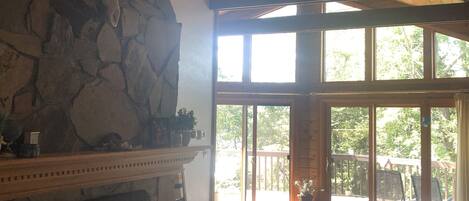 Smart-TV, peis, bordtennis og bøker