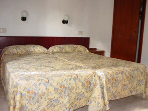 3 bedrooms, iron/ironing board, travel cot