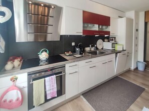 Kühlschrank, Mikrowelle, Ofen, Geschirrspüler