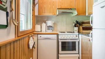Fridge, microwave, dishwasher, cookware/dishes/utensils