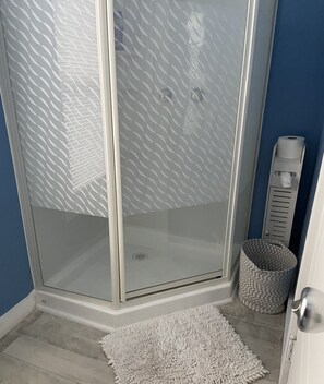 Dusche, Handtücher, Toilettenpapier