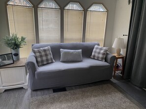 Smart TV, fireplace, DVD player, video library - One bedroom cabin in Highlands, NC on a creek close to everything! (Highlands)