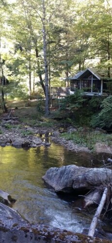 One bedroom cabin in Highlands, NC on a creek close to everything!