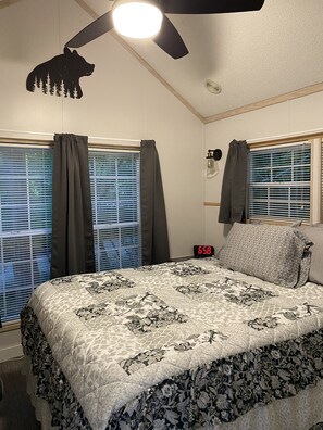 1 bedroom, iron/ironing board, free WiFi, bed sheets - One bedroom cabin in Highlands, NC on a creek close to everything! (Highlands)