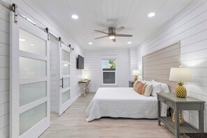 6 bedrooms, iron/ironing board, travel cot, WiFi - Beach retreat near 30A w/ pool & backyard (Santa Rosa Beach)