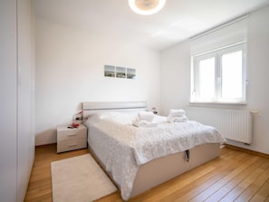 1 bedroom, desk, free internet