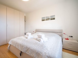 1 bedroom, desk, free internet