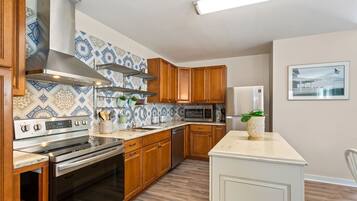 雪櫃、微波爐、焗爐、爐具