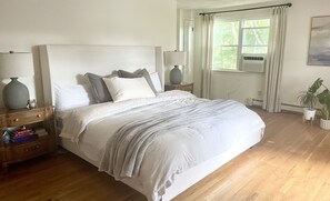 4 bedrooms, desk, WiFi, bed sheets - Walk to the beach from this 4-bedroom cottage in the North Fork (Riverhead)