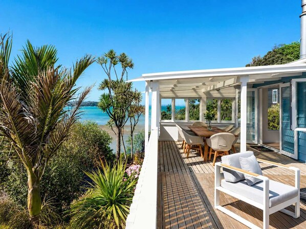 Outdoor dining - Bluebelle - Huruhi Bay Sea Views (Waiheke Island)