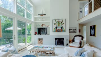 Smart-TV, Kamin, Arbeitsbereiche