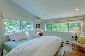 4 slaapkamers, een bureau, een strijkplank/strijkijzer, wifi