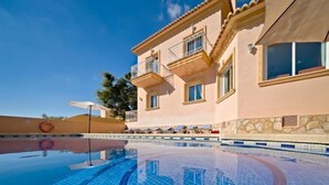 Un edificio a due piani con piscina.