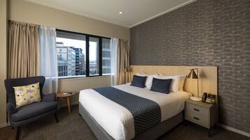 1 kamar tidur, meja kerja, dan ruang kerja ramah laptop