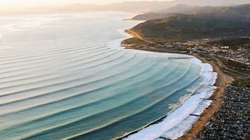 Plage à proximité, chaises longues, serviettes de plage