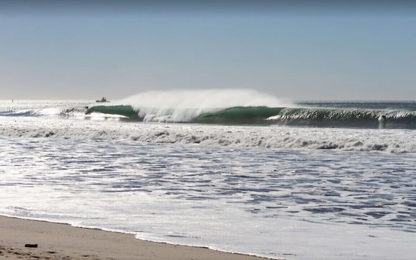 Playa en los alrededores, camastros y toallas de playa 