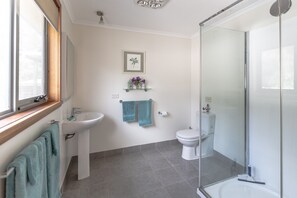 Douche, sèche-cheveux, serviettes fournies, savon